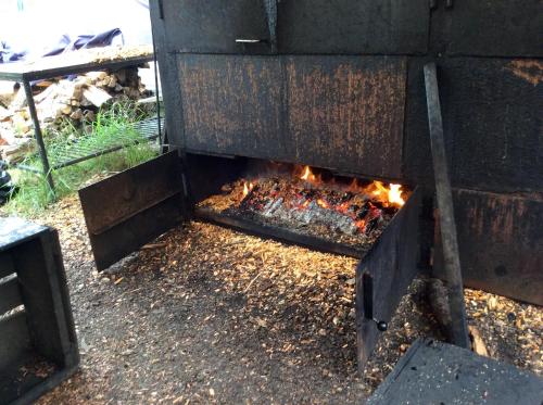 un fuego en un horno de ladrillo en un patio en Skatans Café & Krog en Skatan