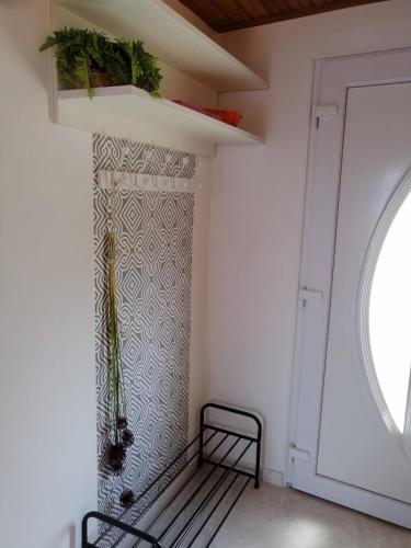 a room with a bench next to a door at Apartmani Mataija in Sveti Petar