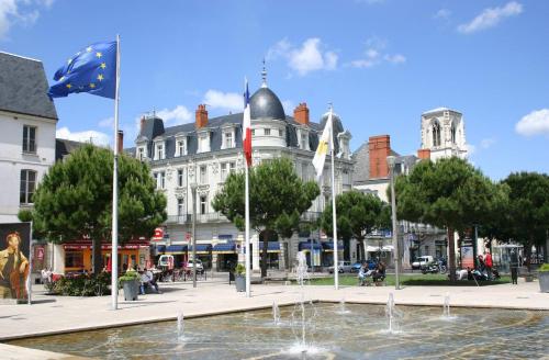 a city square with a fountain in front of a building at ibis budget Châtellerault Nord in Châtellerault