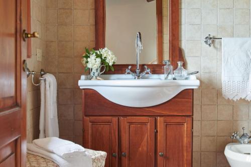 y baño con lavabo blanco y espejo. en Santa Maria a Poneta, en Barberino di Val d'Elsa