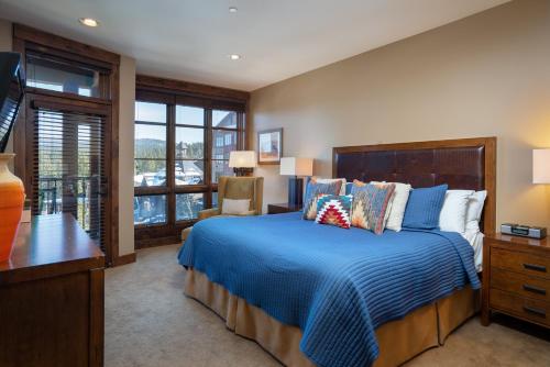 Cama ou camas em um quarto em Luxury Village at Northstar Residence w/ Ski Valet - Northstar Lodge 304