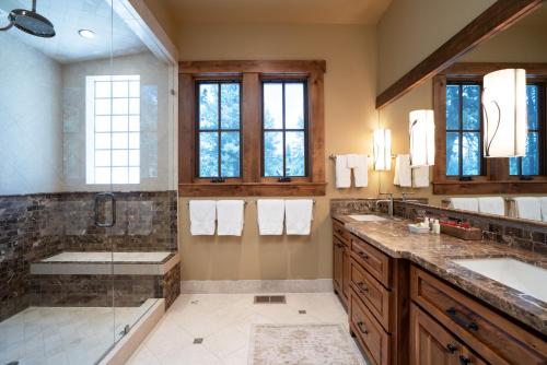 un ampio bagno con due lavandini e una doccia di Luxury 4BD Residence on Old Greenwood Golf Course. Free Grocery Delivery! a Truckee