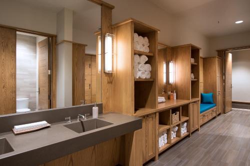 ein Badezimmer mit einem Waschbecken und einem großen Spiegel in der Unterkunft Luxury 4BD True Ski-In/Ski-Out Mid-Mountain Residence - Stellar Northstar in Truckee