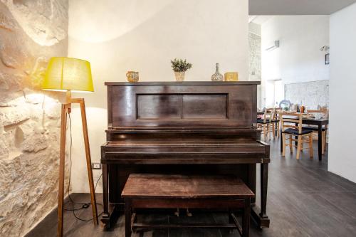 an old piano in a room with a lamp at Giardini Acantus in Rosolini