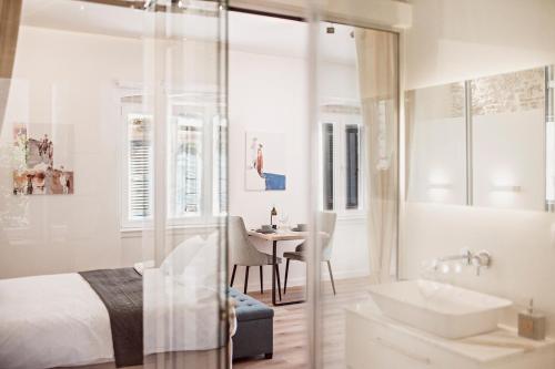 Koupelna v ubytování S&G Corfu Old Town Apartments - The Volto Suite