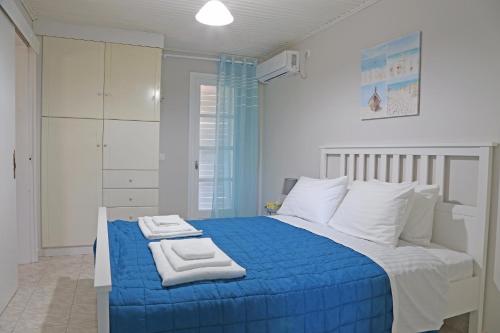 A bed or beds in a room at Calypso Apartments