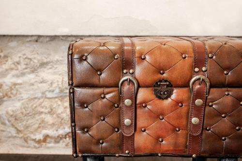 a brown leather suitcase sitting on a table at Giardini Acantus in Rosolini