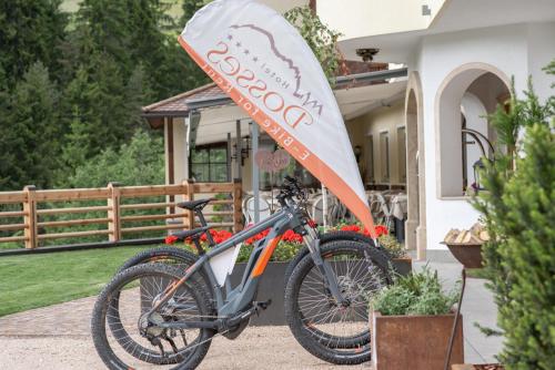 a bike is parked in front of a house at Hotel Dosses in Tires
