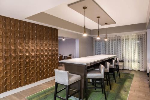 a dining room with a large table and chairs at Wingate by Wyndham Goodlettsville in Goodlettsville