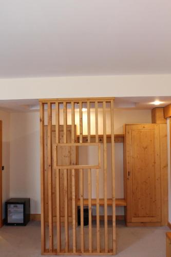 a room with a wall with wooden bars at Monte Cervo Bio Hotel & Spa in Covasna