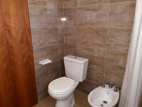 un bagno con WC e lavandino di Terrazas de mayu a Villa Icho Cruz