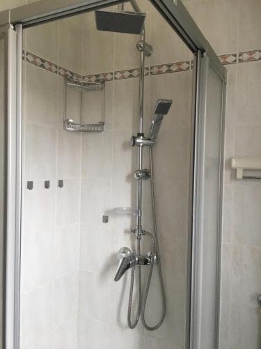 łazienka z prysznicem z głowicą prysznicową w obiekcie Apartment Sandrina w Novalji