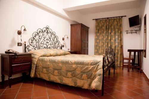 a bedroom with a bed and a table and chairs at Hotel Bucaneve in Pescasseroli