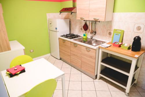 Elle comprend une petite cuisine équipée d'un réfrigérateur blanc et d'une table. dans l'établissement A casa dalla Fra, à Castelfranco Emilia