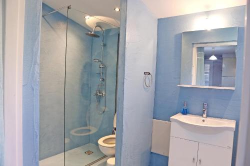 A bathroom at Calypso Apartments