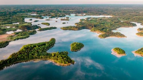 una vista aérea de un grupo de islas en el agua en Atpūtas vieta Ežezers en Andzeļi