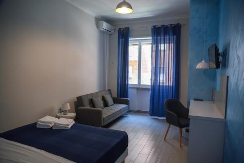 ナポリにあるFlyresidenceのベッドルーム1室(ベッド1台、ソファ、窓付)
