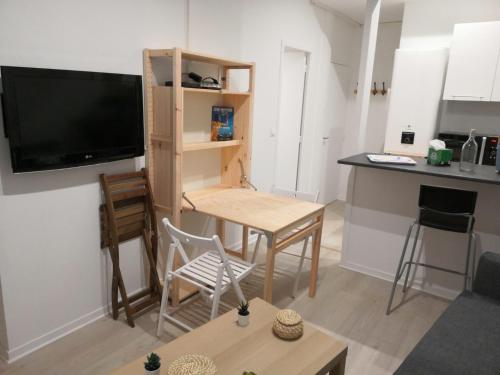 Il comprend un petit salon avec une table et une cuisine. dans l'établissement Appartement Rouen Cathédrale avec terrasse, à Rouen