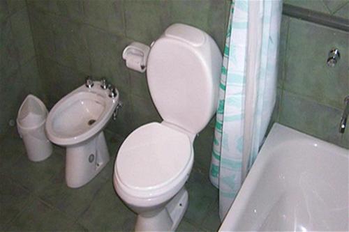 Łazienka z białą toaletą i umywalką w obiekcie Lunas del Lemu w mieście Mar de las Pampas
