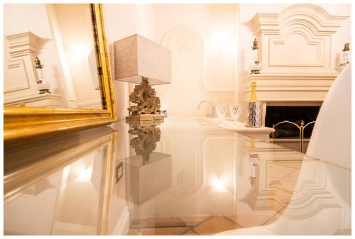 Habitación blanca con mesa y espejo. en Boutique - Lodge & Suites, en Crotone