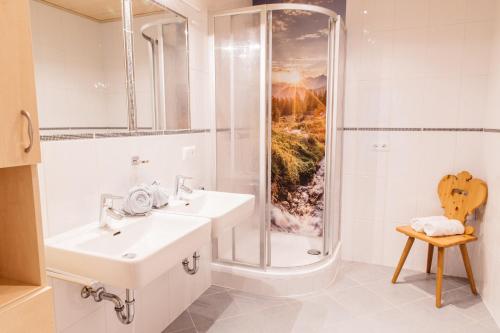 W łazience znajduje się umywalka i prysznic. w obiekcie Ferienwohnung Bognerhof w mieście Sankt Veit im Pongau