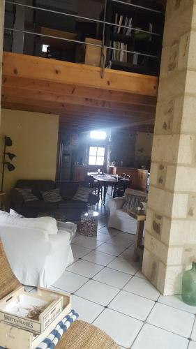 un grand salon avec des canapés et une table dans l'établissement chambre à la campagne Saint André de Chalencon, à Saint-André-de-Chalençon