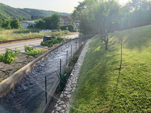 a retaining wall with a river next to a road at Ferienhaus in Široki Brijeg