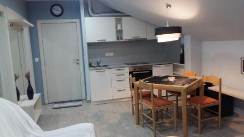 O bucătărie sau chicinetă la Apartments Sovran Vila Marija