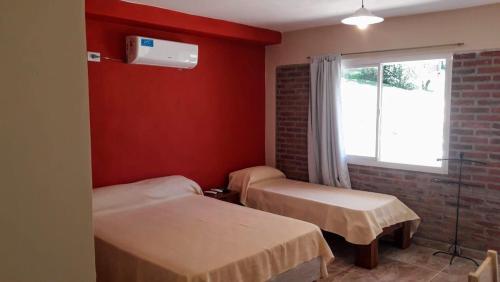 sala szpitalna z dwoma łóżkami i oknem w obiekcie Terrazas de mayu w mieście Villa Icho Cruz