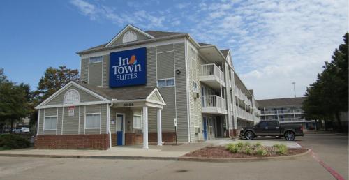 a building with a sign that reads in town suites at InTown Suites Extended Stay Dallas TX - Park Central in Dallas