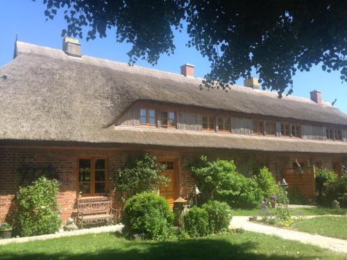 a large brick house with a thatched roof at Kleine Auszeit in Kluis
