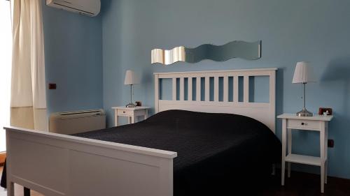 ヴィエステにあるVista stupenda sul mareのベッドルーム1室(ベッド1台、エンドテーブル2台付)