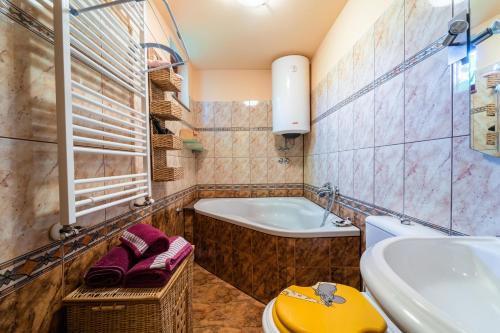 un bagno con vasca, lavandino e WC di Holiday Home Carla and Dajana a Veliki Vareški