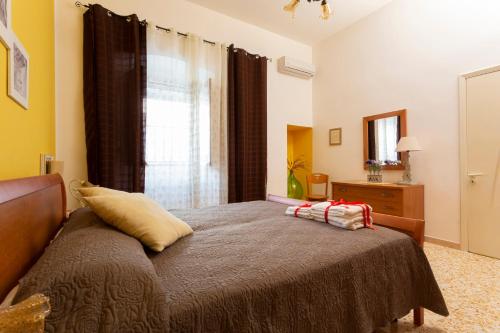 Schlafzimmer mit einem Bett und einem Fenster in der Unterkunft Il rifugio dei Narratori in Marina di Mancaversa