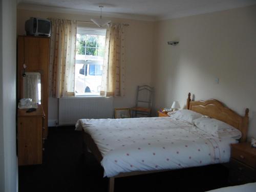 A bed or beds in a room at Home farm cottage Guest House