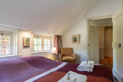 een slaapkamer met een bed met handdoeken erop bij Hoeve de Eshof in Norg
