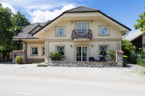 Gallery image of Guesthouse & Apartments PRI STANI in Žerovnica
