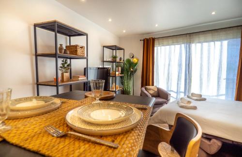 - une salle à manger avec une table et des assiettes dans l'établissement Très jolie studio au pied du Suquet Cannes, à Cannes