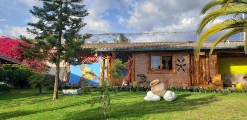 une maison avec un palmier dans la cour dans l'établissement Zaysant Ecolodge, à Puembo