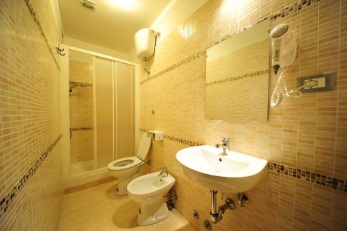 Et badeværelse på Hotel Mosaic Central Rome