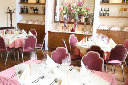 Un restaurante u otro lugar para comer en In Piazza