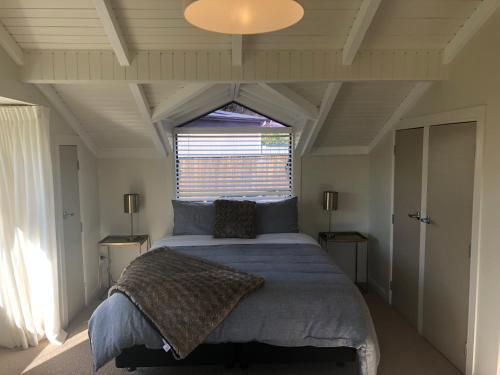 Kinloch Lakeview Lodge - Taupo tesisinde bir odada yatak veya yataklar