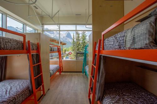 Canmore Downtown Hostel emeletes ágyai egy szobában