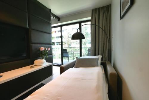 a hotel room with a bed and a window at White Pearl Apartment 1.15 in Timmendorfer Strand