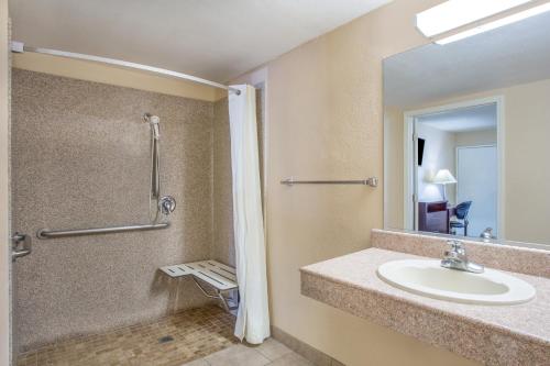 y baño con lavabo y ducha. en Hotel Seville - Ontario Airport/Chino en Ontario