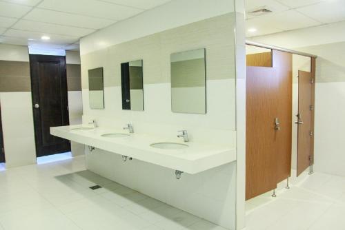 - Baño con 2 lavabos y 2 espejos en Sugbutel Family Hotel, en Cebú