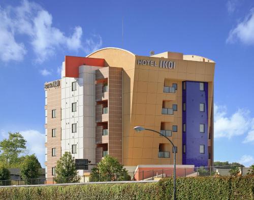 a hotel building with a hotel hollywood sign on it at ホテル イコイ in Kawaguchi