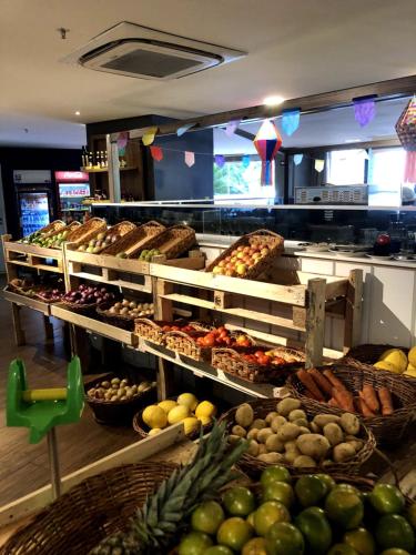 um buffet com muitos tipos diferentes de frutas e vegetais em Landscape Beira Mar Fortaleza em Fortaleza