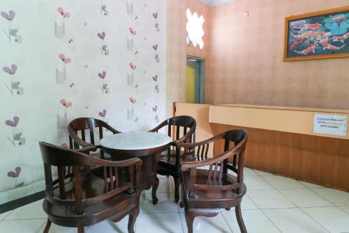 a table and chairs in a waiting room at Pondok Green Adhyaksa Syariah in Makassar