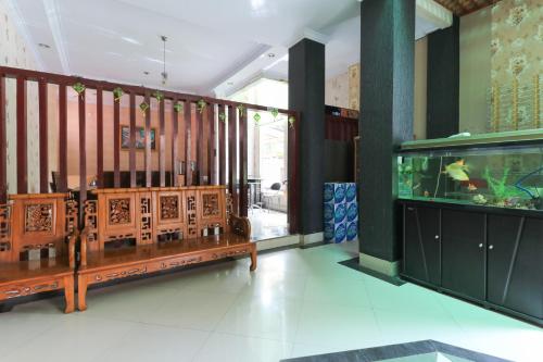 a large room with a fish tank and a aquarium at Pondok Green Adhyaksa Syariah in Makassar